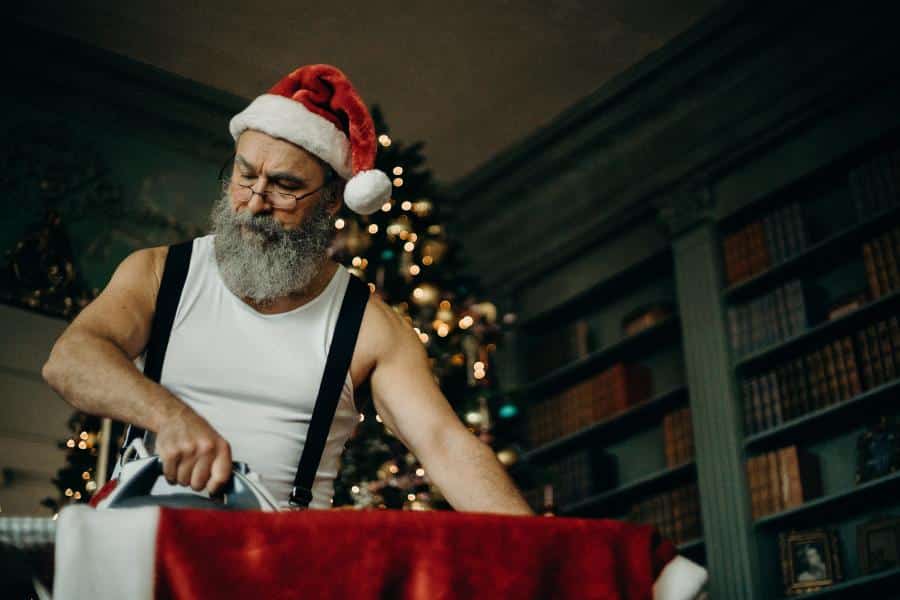 Arbeiten an Weihnachten muss nicht das Ende deiner Festtage bedeuten. Mit diesen Tipps behältst du deine Weihnachtsstimmung und bleibst motiviert.